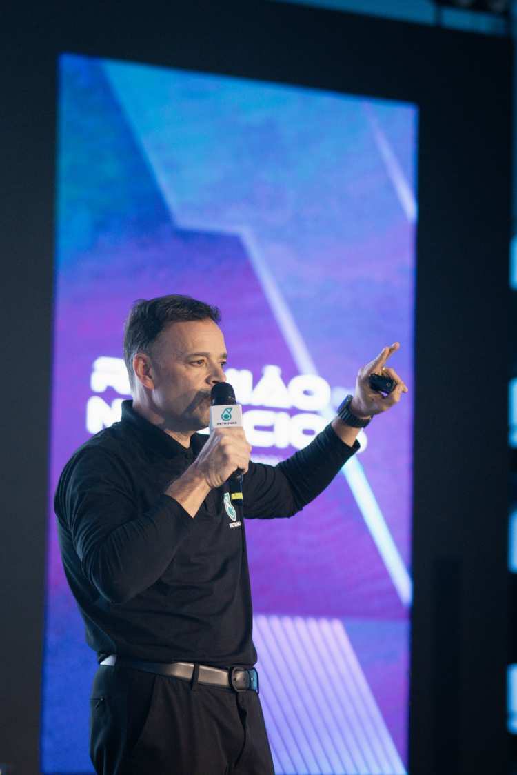 Marcelo Reis palestrando em evento da Petronas